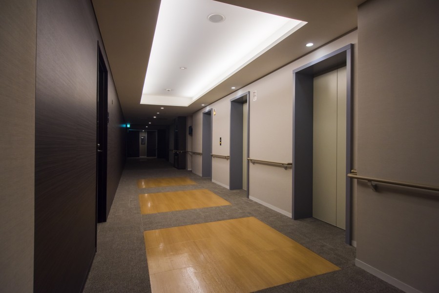 居住者用のエレベーターは計10基完備されているのでお出かけ前の混雑を軽減できます。マンション内の移動が快適ですね。外観と調和した重厚感のあるエレベーターホールとなっております。