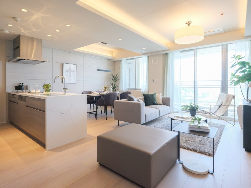 2面採光のＬＤＫは約19.1帖の広さがあり、大型の家具を置いても広々とお使いいただけます。ホワイトとベージュでクロスとフロアー材を統一し、柔らかく温もりを感じられる内装となっております。