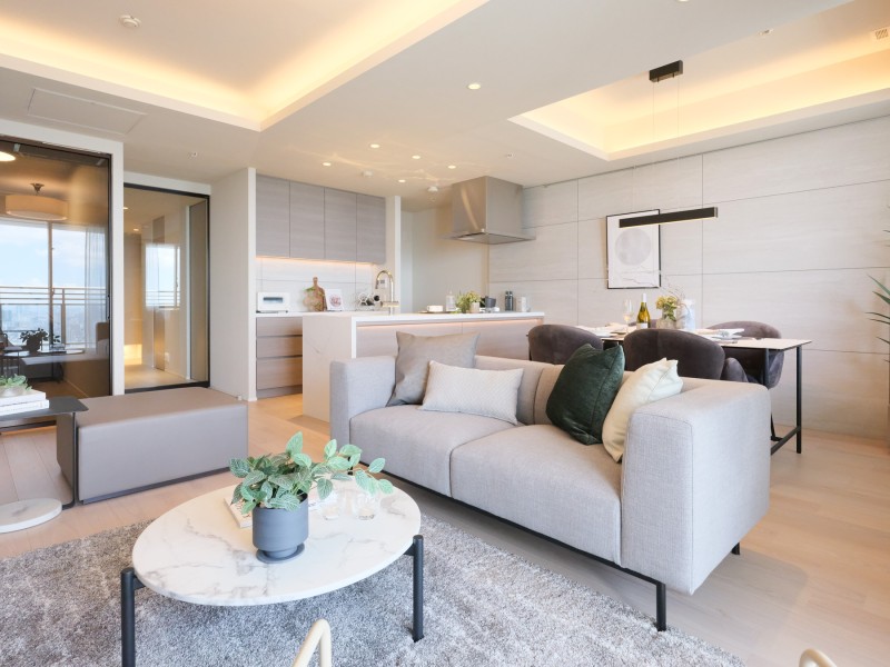 折り上げ天井にすることで、空間に奥行きが生まれて広く見え、スタイリッシュな雰囲気を演出しております。また、間接照明がお部屋を柔らかく照らします。建具にはRaikiのガラス扉を使用しております。