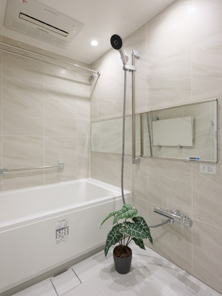 1418サイズの浴室は足を伸ばしても快適に過ごすことができます。お子様と入浴や半身浴で癒しのバスタイムを楽しむことができます。居室と同じ色調で統一されたバスルームは、ナチュラルテイストで落ち着きます。