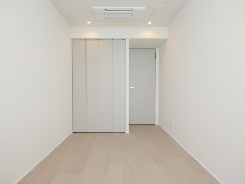 サービスルーム(納戸)は約6.2帖の広さがあり、備え付けのクローゼットもございます。