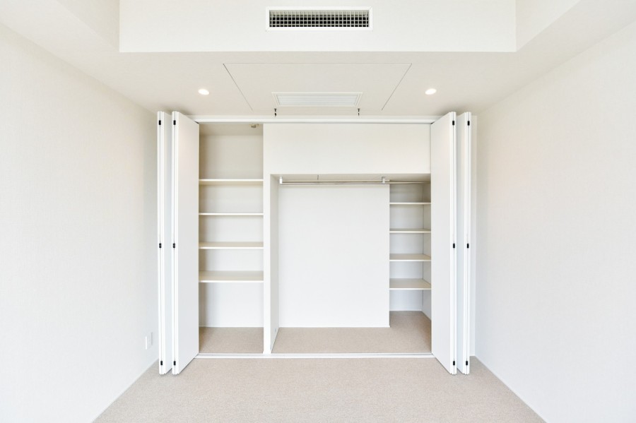 洋室１には一面の大きなクローゼットを備え付けました。ハンガーパイプや棚を備え付けましたで、お気に入りの洋服から小物類までたっぷりと収納できる使い勝手の良い収納です。