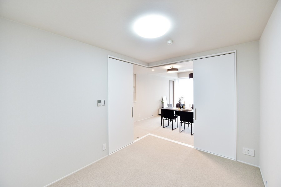 洋室２（約5.5帖）は扉を開放して拡張リビングとしても使用できるフレキシブルなお部屋です。ライフスタイルや家族構成が変化しても使用しやすい間取りに仕上げました。