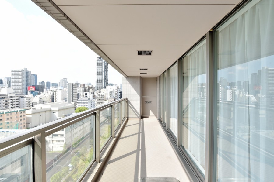 南向きの広々としたバルコニーはお部屋の中に優しい光と風を運んでくれます。大阪城を眺めることができ、一日の終わりにホッと一息つくことができる癒しのスペースです。