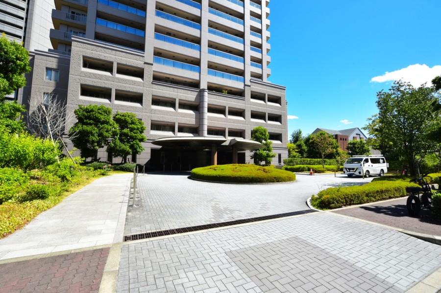 ホテルライクな車寄せやコンシェルジュサービスなどを備えたタワーレジデンスです。大阪駅までは無料シャトルバスもご利用頂けます。大阪の魅力を満喫できる立地に建ち、水と緑の美しさ、季節を感じられる立地です。