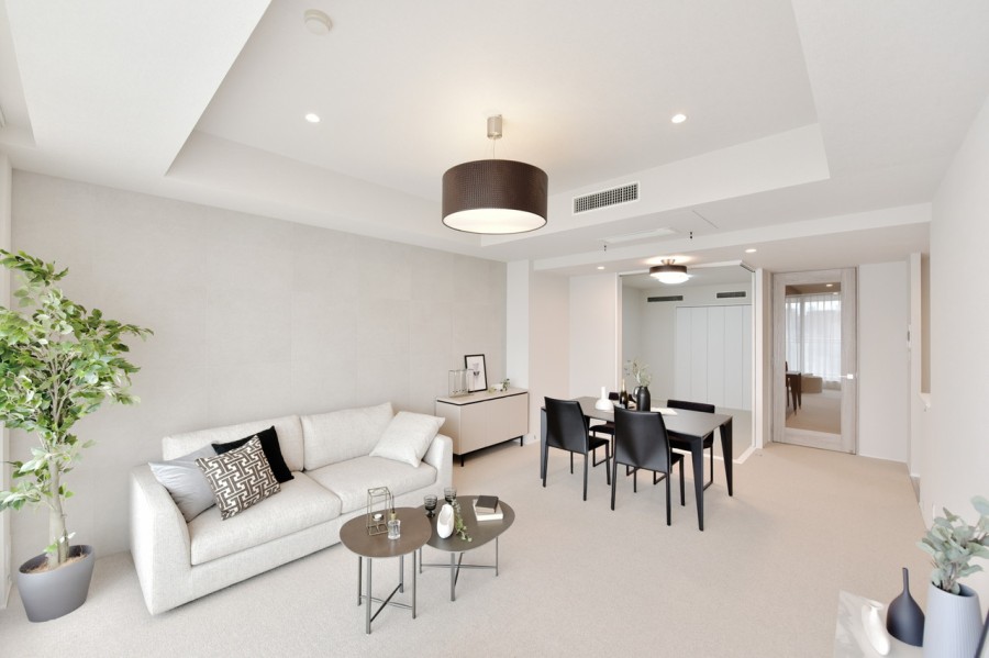 南向きのバルコニーに面し一日を通して明るい光が差し込むＬＤＫです。約18.4帖の空間で、家具を置いてもゆったりとくつろげます。落ち着いた内装なのでどんなインテリアともマッチします。