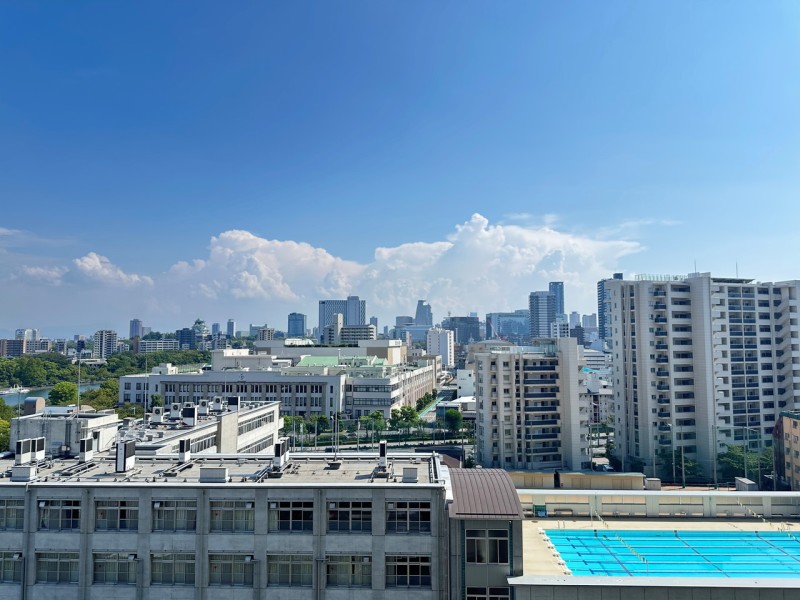 前面を遮る建物もなく、大阪城を望む眺望が広がります。日没後からはライトアップもされ、時期によってはライトアップの色が変更されていたりするので、どの時間帯でも表情が異なる大阪城をお楽しみいただけます。