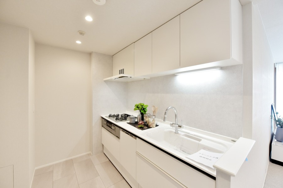 ホワイトの清潔感あるシステムキッチンは独立タイプで、集中して家事に取り組めます。収納がたっぷりですので、調理器具や食器類なども整頓でき、使い勝手の良いキッチンです。食器洗い乾燥機完備です。