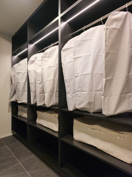 玄関近くには広さのあるクローゼットを設置しております。モノトーンカラーでシックかつ高級感あふれる空間となっております。お好きなお洋服をお店のようにディスプレイすることができます。