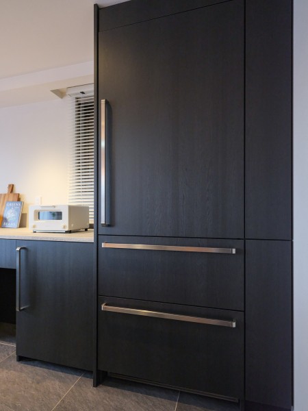 リープヘル製のビルトイン冷蔵庫と冷凍庫を設置いたしました。キッチンに溶け込むカスタムパネルを本体ドアに取り付け、家具と一体化する美しいデザインがお部屋の雰囲気とマッチしております