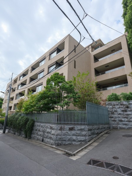 ベージュカラーの外観は、温かみと優しさを感じることができます。麻布に溶け込むようなデザインは格式高い印象を与えております。2008年グッドデザイン賞を受賞したプレミアムレジデンスです。