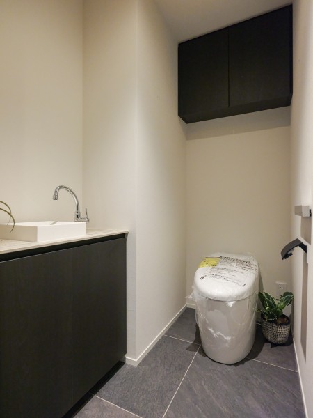 水回りは同じ内装で統一した気品溢れる空間です。清潔感のあるレストルームは、タンクレストイレにすることでより一層洗練された雰囲気を醸し出します。