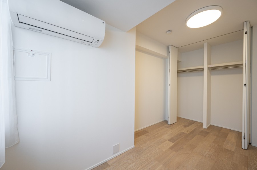 洋室1にはクローゼットを設置し、お好きなお洋服や季節物の寝具を収納することができます。お洋服の邪魔をしないホワイトで統一したため、お好きなお洋服を確認しやすいようになっております。