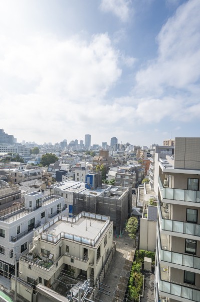 季節の移ろいを感じることができる空と落ち着いた邸宅街の雰囲気を感じることができる眺望です。南青山ならではの景色をご自宅のバルコニーから楽しむことができます