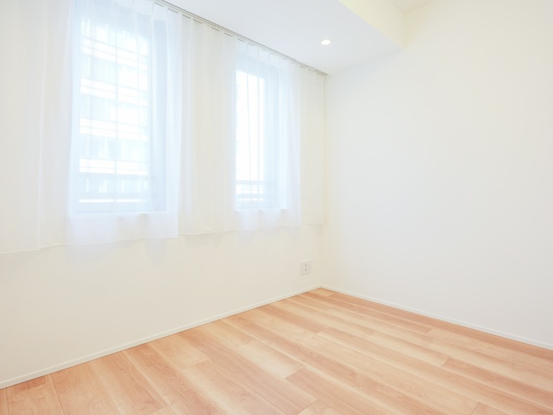 洋室3は約5.6帖の広さがあり、子供部屋としてお使いいただけます。お子様の学習机や趣味のグッズ、寝具など設置しても広々とお使いいただけます。窓からの光でお部屋を優しく照らし、明るいお部屋でお過ごしいただけます。