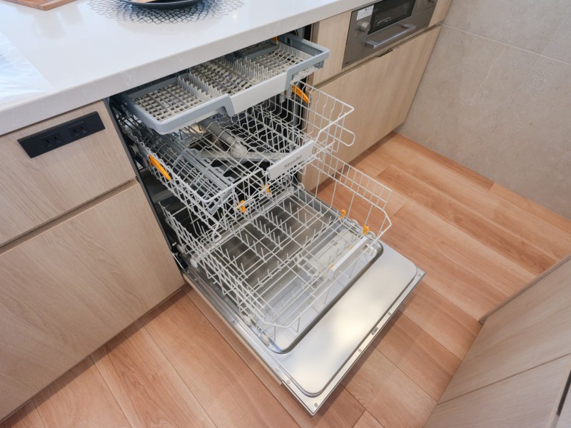 ◆食器洗浄機◆家事の時間を短縮できる優れもの。さらに節水・節約を同時に行うことができるので、人気があり重宝します。