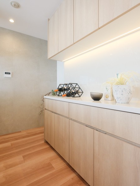 キッチンの背面にはお揃いのデザインのカップボードを設置しております。吊戸棚や足元の収納棚はもちろんカウンター部分にお好きな食器やインテリアを収納することができます。