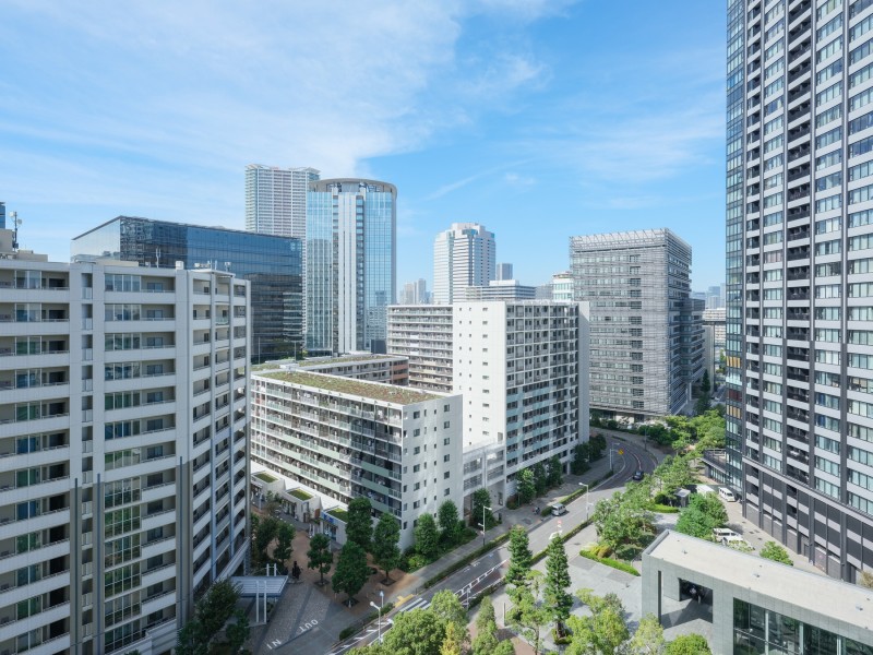 都会のビル群と季節の移ろいを感じることができる空など都会ならではの風景をお部屋から楽しむことができます。晩酌タイムにバルコニーに出て夜景を眺めながらご家族とご歓談することができます。