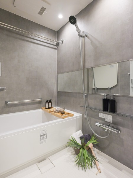モノトーンカラーで整えられたバスルームはシックな空間となっております。1418サイズのバスルームなのでゆったりと過ごすことができます。半身浴や入浴剤を入れて癒しのバスタイムを楽しむことができます。