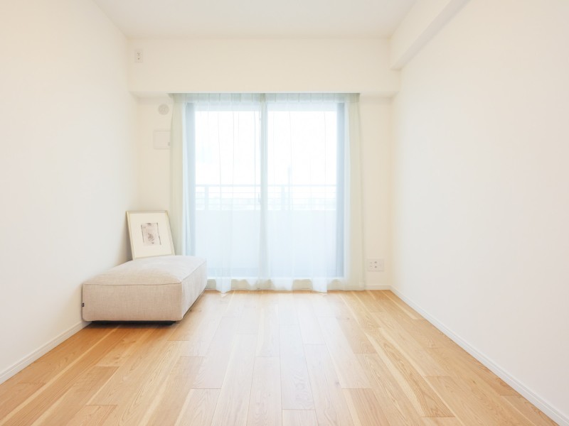 リビングに隣接していながらプライベート性の高い時間を過ごせる洋室1です。こちらを寝室にして朝日を浴びて起きると心地よさそうですね。