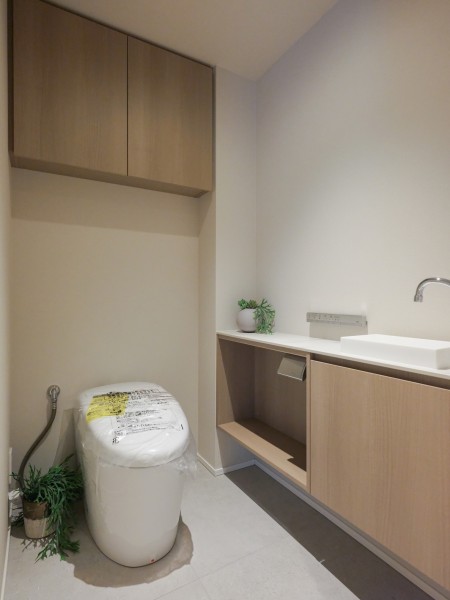 レストルームにはタンクレストイレと手洗い場を設置いたしました。吊戸棚を設置し、必需品を収納できます。タンクレストイレにすることでスタイリッシュな空間となっております。