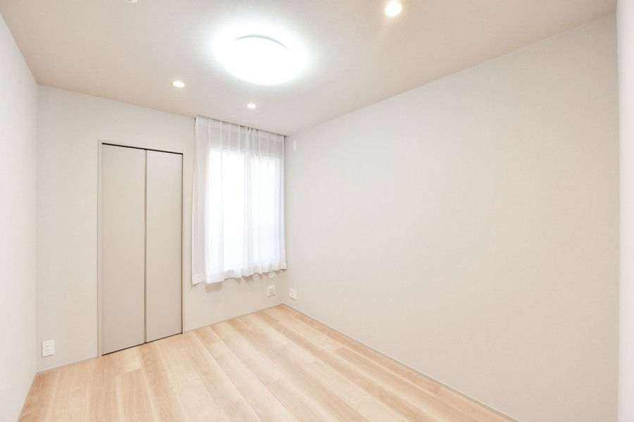 洋室3（約5.0帖）は趣味や課題、自分の時間に集中できるプライベートスペースです。書斎やアトリエ、子供部屋など様々な用途にお使いいただけます。優しい光を感じながら自分らしい時間を過ごせます。