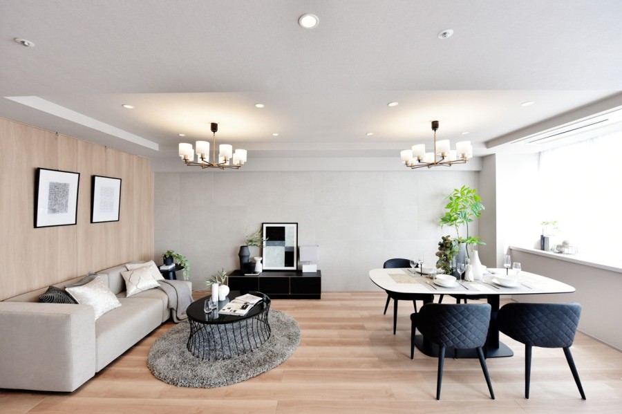 壁一面のタイルや化粧板などが、異なる風合いを見せながらもうまく調和した品の良い内装に仕上げました。明るく開放的なLDKはインテリアや小物で自分らしい空間を演出できます。