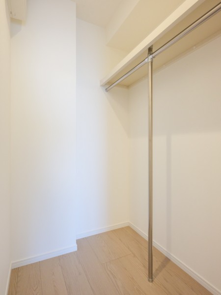 着丈の長いワンピースやコートもきれいに保管しやすいウォークインクローゼット。衣類だけでなくキャリーケースなどもしっかりと収納いただけます。