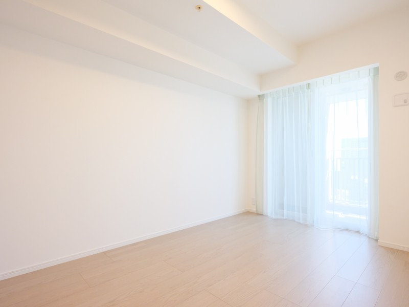 バルコニーに面した洋室1は明るい約6.7帖のお部屋です。リビングから離れたプライベートルームには、収納豊富なウォークインクローゼットも備わっています。