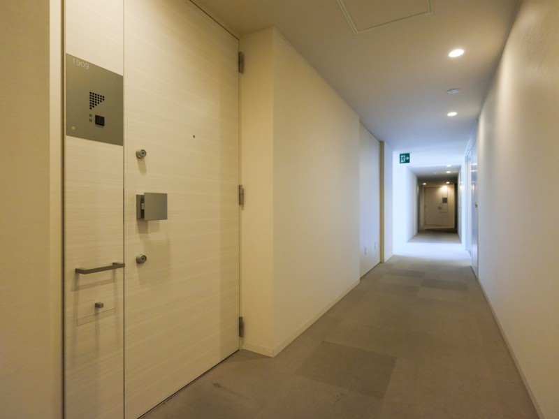 外気の影響を受けにくい内廊下設計です。常駐の管理体制がとられているため、細部にまで手入れの行き届いた様子がうかがえます。