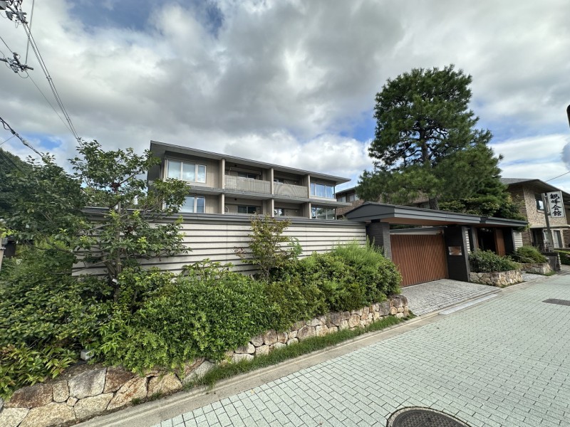 京都の街になじむ和テイストを取り入れた風格ある３階建ての低層レジデンスです。平成２７年建築、総戸数２８戸、ペット犬猫あわせて２匹まで飼育可能です。地下鉄東西線東山駅徒歩１３分です。