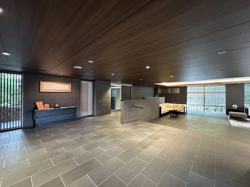 板張りの天井とタイル張りの美しいエントランスホールです。グランドメゾン京都岡崎は京環境配慮建築物の奨励賞を受賞しており、周辺の景観や環境、建物の長寿化など様々な活動や考え方が京都市から評価されています。