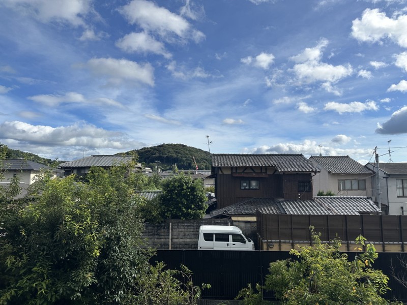 ２階部分の南向きで陽当たり・眺望良好です。周辺は第１種低層住居専用地域の静かな住宅地です。京都の歴史や文化を堪能できる立地ですので、休日の散策も楽しんでいただけます。