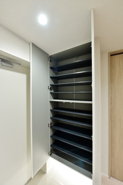 天井まで高さのあるシューズボックスは家族の靴もたっぷりと収納することができ、玄関をすっきりと保つことができます。お出かけの際にすぐに取り出したいレイングッズなども収納できます。