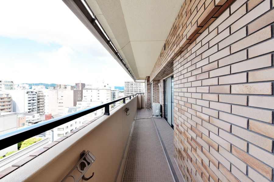 リビング横に広がるゆったりとしたバルコニーです。お部屋の中に優しい光と風を取り込んでくれます。最上階のお部屋ですので、開放感があります。しっかりとした広さがありますので、お洗濯ものも気持ちよく干すことができます。