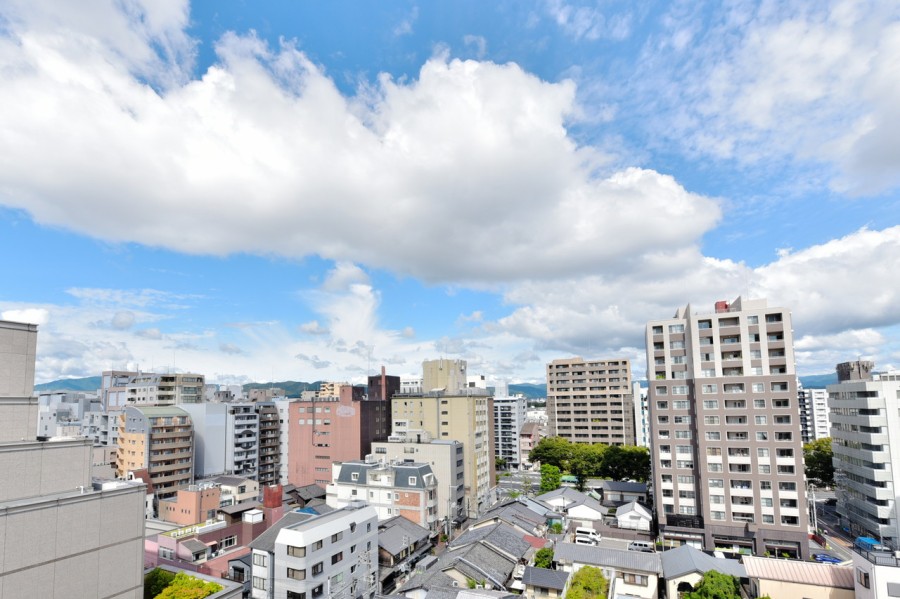 .最上階１１階部分の北西角住戸ですので、通風・眺望良好です。周囲に高い建物がなく、開けた景色をお楽しみ頂けます。大きな空と京都の歴史や文化を感じさせる街並みを堪能できる眺めが広がります。