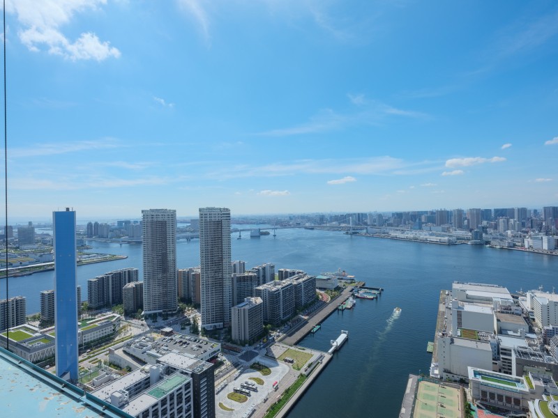 レインボーブリッジ＆東京タワービューが叶います。都心らしい高層ビル群と心安らぐ水辺が共存した眺望です。青々とした大空を掌中に収めながら、日々をアップデートできそうな眺めです。