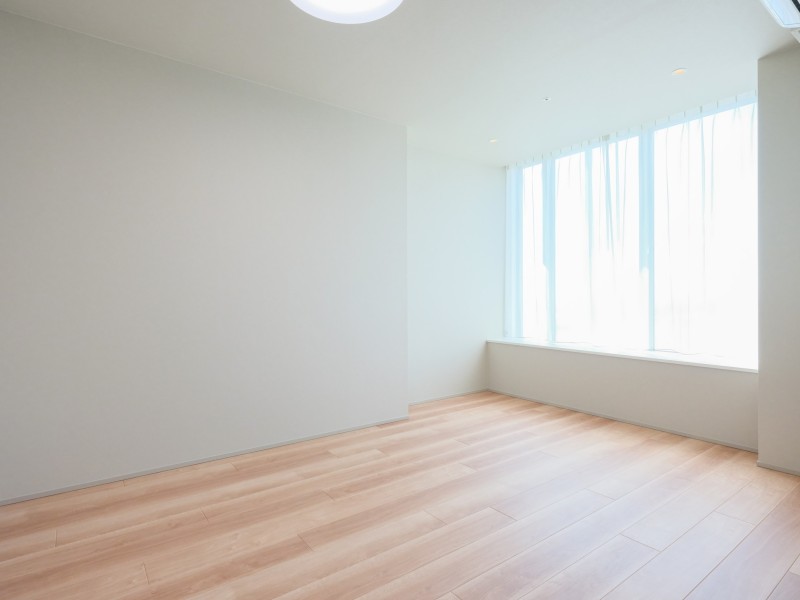 約9.8帖の洋室1の窓際にはカウンターを備え付けました。WIC付きで広くお使いいただけるます。