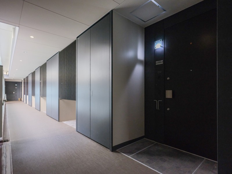 エレベーターを降りてお部屋へと続く廊下は、ホテルライクな内廊下設計です。外気の影響を受けにくく、プライバシーも守られやすいです。