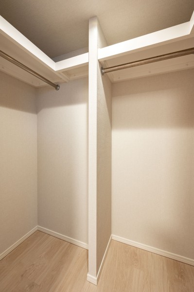 ウォークインクローゼットは2箇所あり、上部には枕棚があります。平置きグッズやファッション小物を片づけることが可能です。淡い色合いのためお洋服のカラーを確認しやすくなっております。