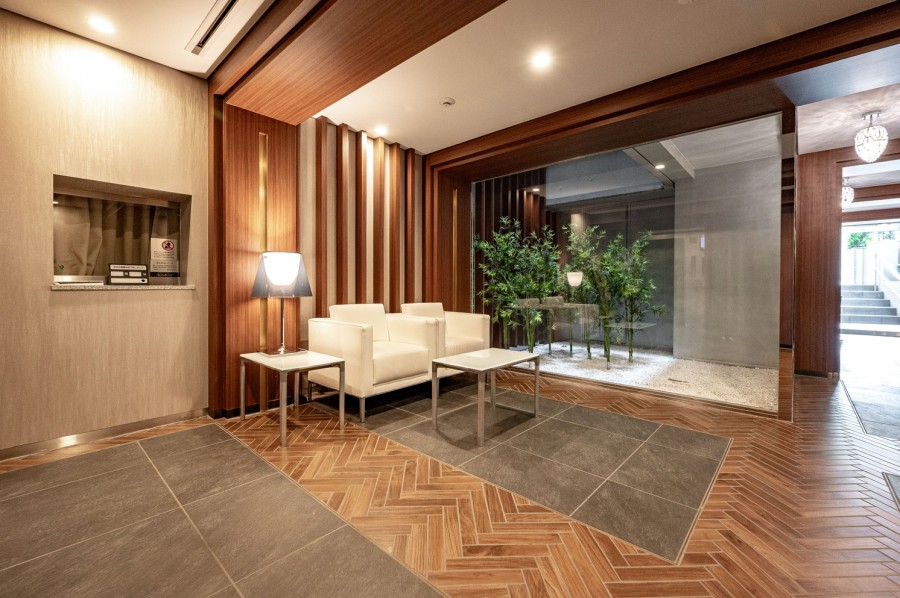 木目が美しく、ホワイトカラーのソファが美しいコントラストを彩っているエントランスロビーです。クラシカルで心地よい雰囲気を醸し出し、住まう方を安らぎの居住空間へ誘います。