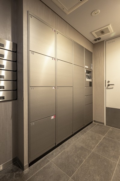 ◆宅配ボックス◆24時間いつでも荷物受け取りが可能。プライベートの時間を邪魔されず、配達時間も気にせず過ごすことができる便利な設備です。