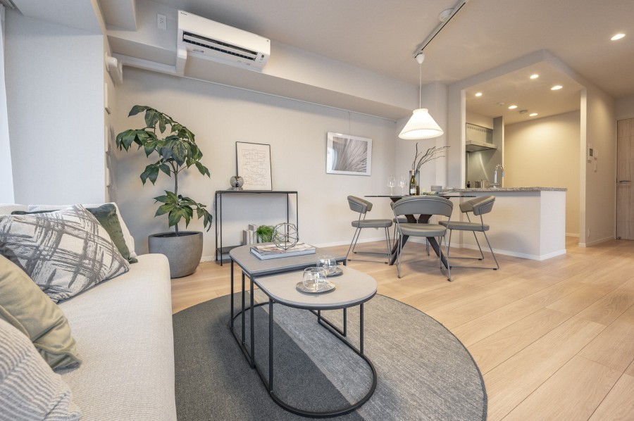 淡い色調で統一された内装は、柔らかく包み込んでくれるような空間となっております。お好きなインテリアが配置しやすいため、ご家族の理想のお部屋作りをすることができます。