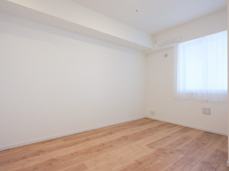 洋室1は西向きの窓から光が差し込む、クローゼット付きのお部屋です。約6.3帖の広さがあり、主寝室としておすすめの空間です。