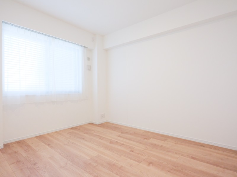 約6帖の洋室2は、洋室1と同様、廊下からつながるプライベートルームです。クローゼット付き。伸びやかな時間が流れ、心落ち着くお部屋です。