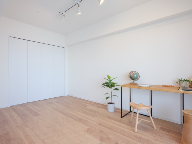 洋室3は約6.9帖のゆったりとした明るいお部屋です。バルコニーに面した窓から光をめいっぱいに取り込み、テレワークや作業スペースとしても活躍してくれそうな空間です。