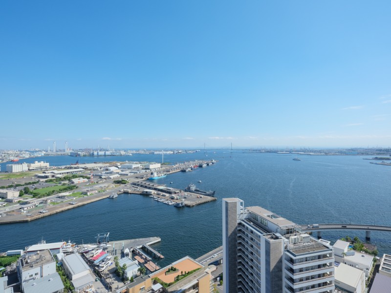 天気のよい日には、一面に広がる青空と海の青さを見渡すことができる、見晴らしの良い眺望が目の前に広がります。