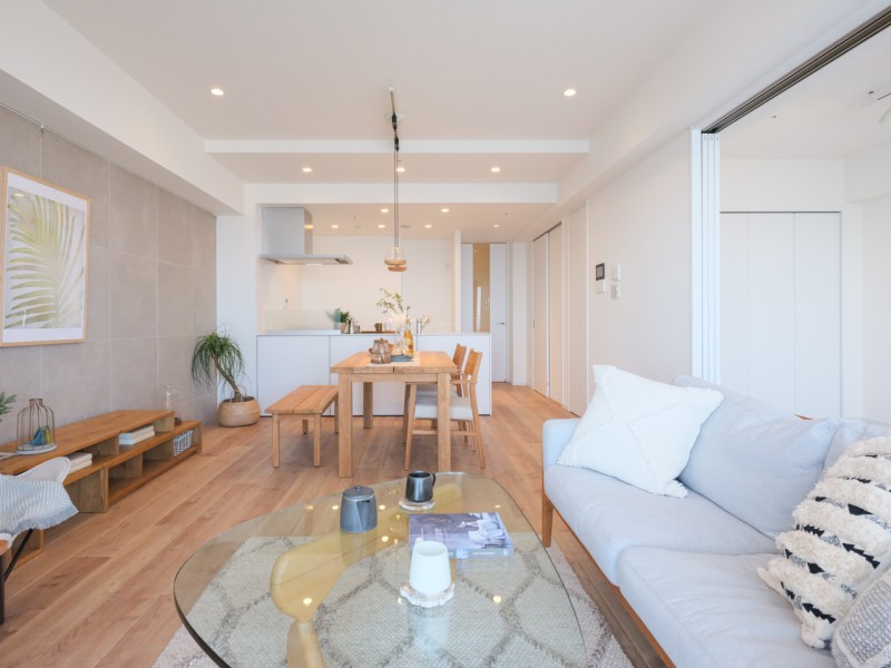 約16.1帖のLDKは木のぬくもりを感じる床材と上質感を演出するアクセントタイルを採用しました。繊細なバランスと魅力的な色の陰影のタイルが、よりいっそう格調高い雰囲気を醸し出します。