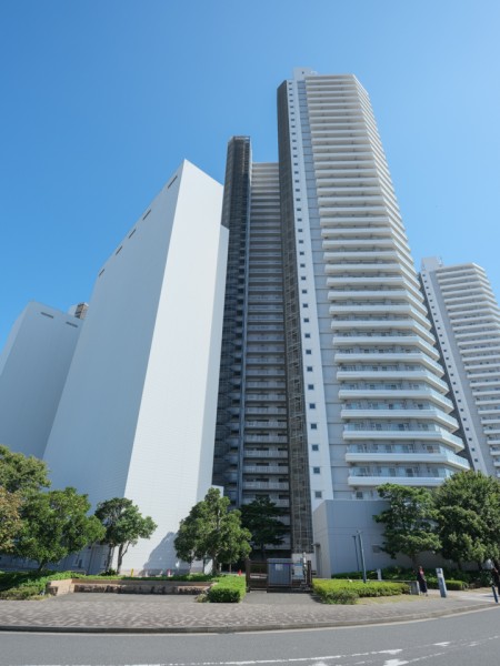 横浜ベイエリアに位置する邸宅で、海とベイブリッジの絶景を望む暮らしが叶います。建物は揺れを軽減する免震構造を採用。24時間警備員常駐のため安心してお過ごしいただけます。多彩な共用設備あり。