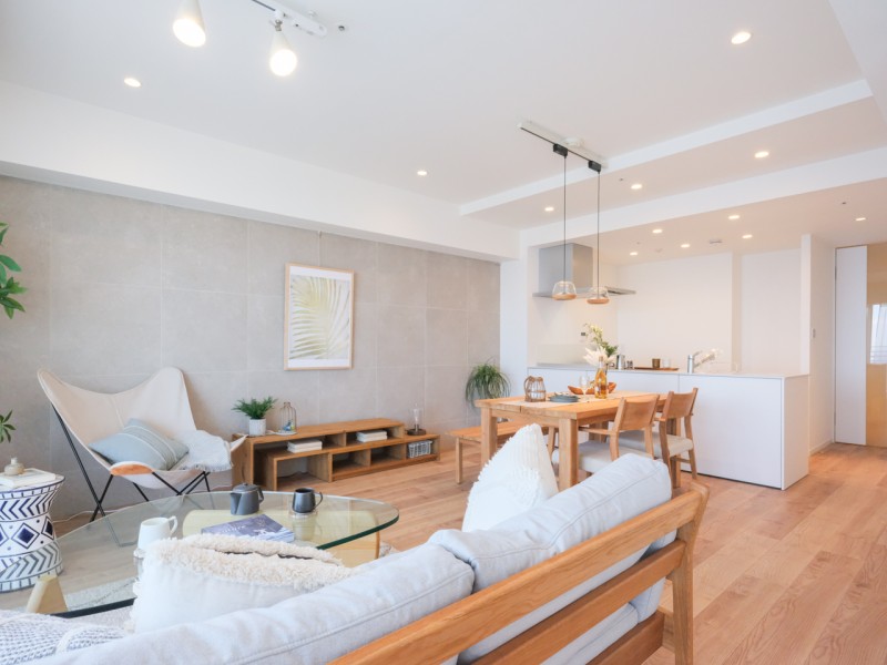 リビングには床暖房を新規敷設しており、これからの肌寒くなる季節も足元をぽかぽかに、快適な温度を保つことが可能です。